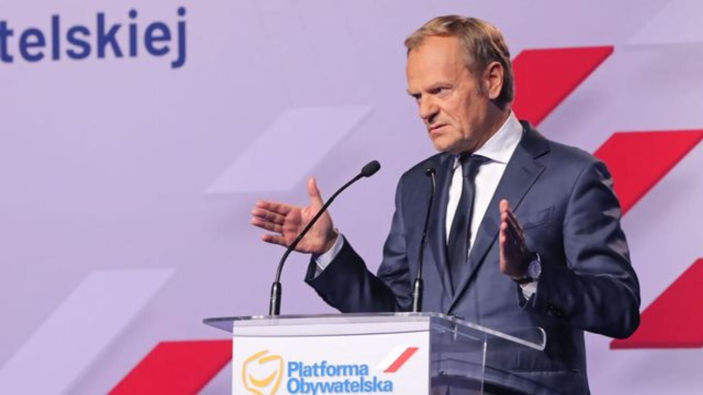 Donald Tusk wurde bei einem Konvent der Partei Bürgerplattform (Platforma Obywatelska) einstimmig zum Vize-Parteichef gewählt, der kommissarisch auch die Funktion des Vorsitzenden übernimmt.