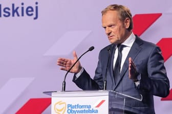 Donald Tusk wurde bei einem Konvent der Partei Bürgerplattform (Platforma Obywatelska) einstimmig zum Vize-Parteichef gewählt, der kommissarisch auch die Funktion des Vorsitzenden übernimmt.
