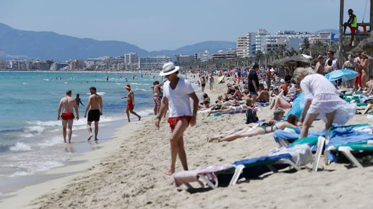 Touristen am Strand von Arenal nahe Palma de Mallorca.