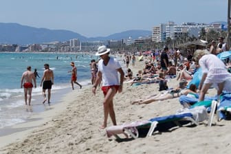 Touristen am Strand von Arenal nahe Palma de Mallorca.