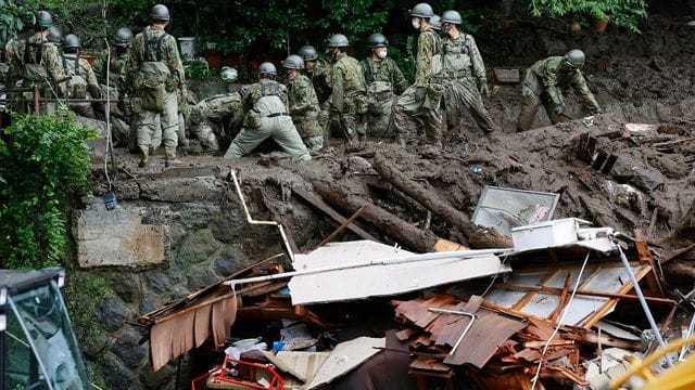 Retter suchen weiter nach Opfern in Atami.