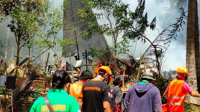 Rettungskräfte an der Absturzstelle des philippinischen Militärflugzeugs C-130.