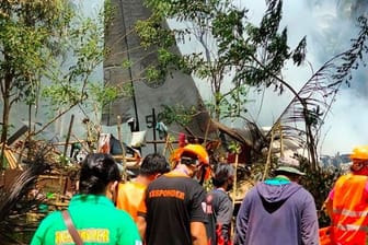 Rettungskräfte an der Absturzstelle des philippinischen Militärflugzeugs C-130.