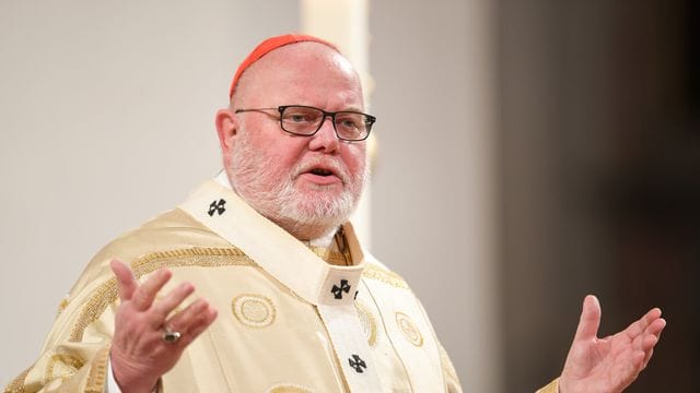 Kardinal Reinhard Marx hatte wegen des Missbrauchsskandals in der Kirche auf sein Amt verzichten wollen, Papst Franziskus lehnte seinen Rücktritt aber postwendend ab. Kardinal Reinhard Marx hatte wegen des Missbrauchsskandals in der Kirche auf sein Amt verzichten wollen, Papst Franziskus lehnte seinen Rücktritt aber postwendend ab.