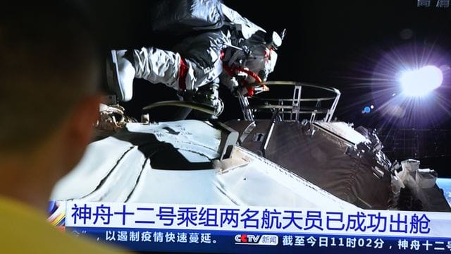 Fernsehbild der Live-Übertragung des Weltraumspaziergangs der beiden chinesischen Astronauten.