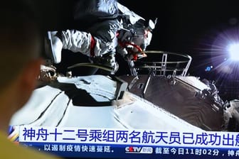 Fernsehbild der Live-Übertragung des Weltraumspaziergangs der beiden chinesischen Astronauten.