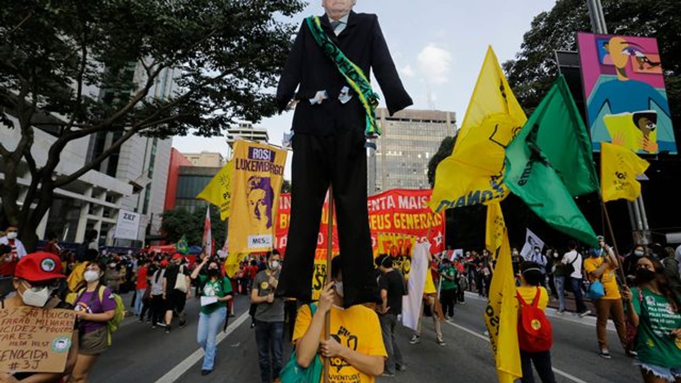 Demonstranten in São Paulo fordern den Rücktritt von Jair Bolsonaro.