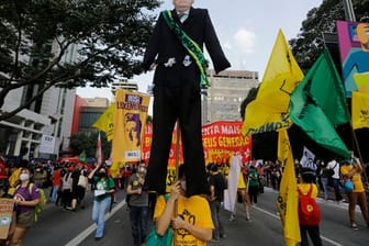 Demonstranten in São Paulo fordern den Rücktritt von Jair Bolsonaro.