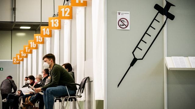 Menschen warten im Corona-Impfzentrum auf dem Berliner Messegelände auf ihre Impfung. Menschen warten im Corona-Impfzentrum auf dem Berliner Messegelände auf ihre Impfung.