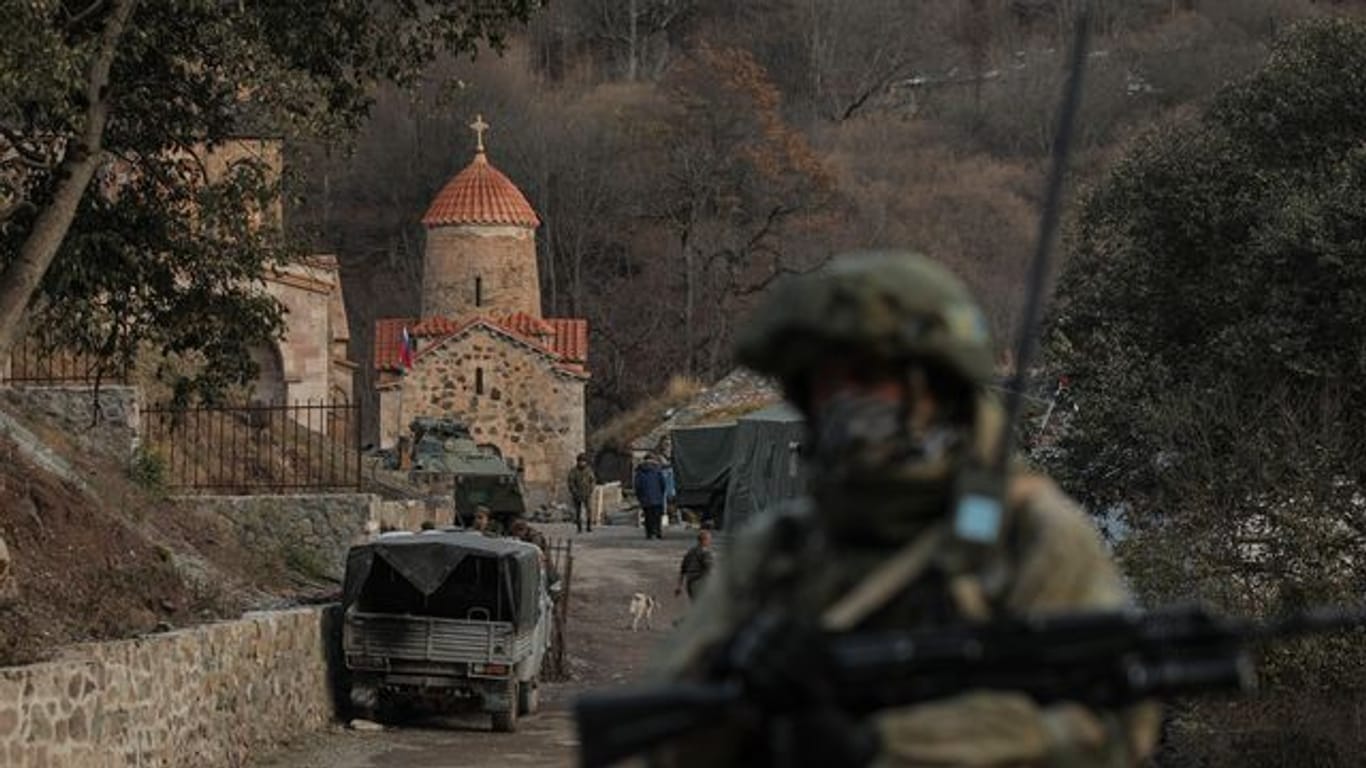 Konfliktregion Berg-Karabach: Ein Soldat aus Russland bewacht ein armenisches Kloster, nachdem eine Region in Berg-Karabach in aserbaidschanische Kontrolle übergeben wurde.