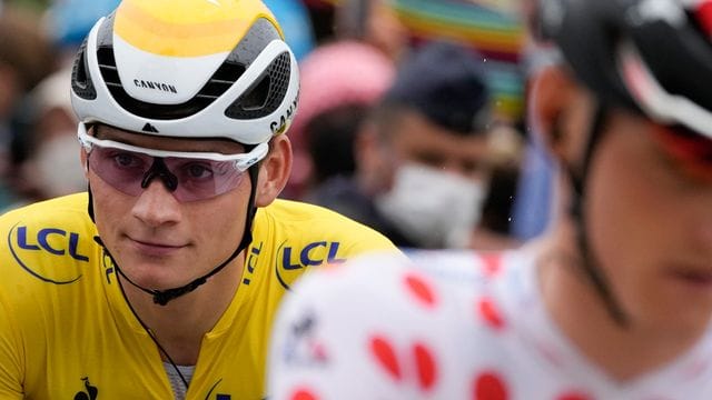 Mathieu van der Poel (l) trug lange das Gelbe Trikot.