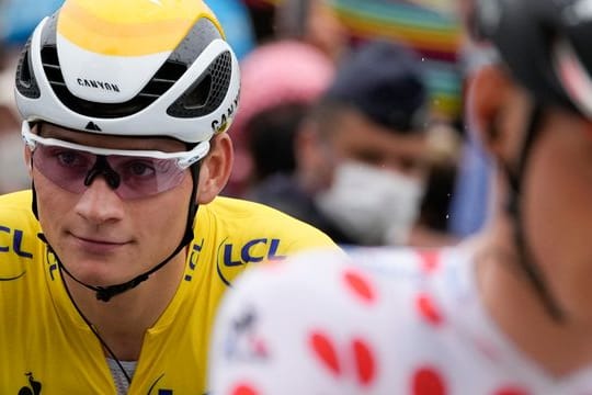 Mathieu van der Poel (l) trug lange das Gelbe Trikot.