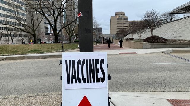 Statt der angestrebten 70 Prozent sind in den USA bisher "nur" 67 Prozent aller Erwachsenen mindestens einmal geimpft. Statt der angestrebten 70 Prozent sind in den USA bisher "nur" 67 Prozent aller Erwachsenen mindestens einmal geimpft.