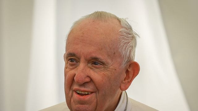 Papst Franziskus ist wegen eines Darm-Leidens erfolgreich operiert worden.