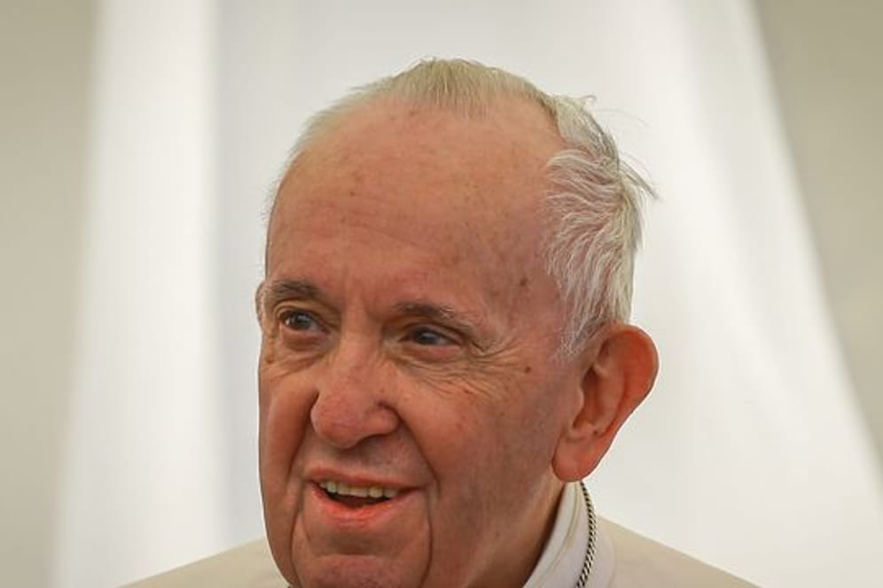 Papst Franziskus ist wegen eines Darm-Leidens erfolgreich operiert worden.