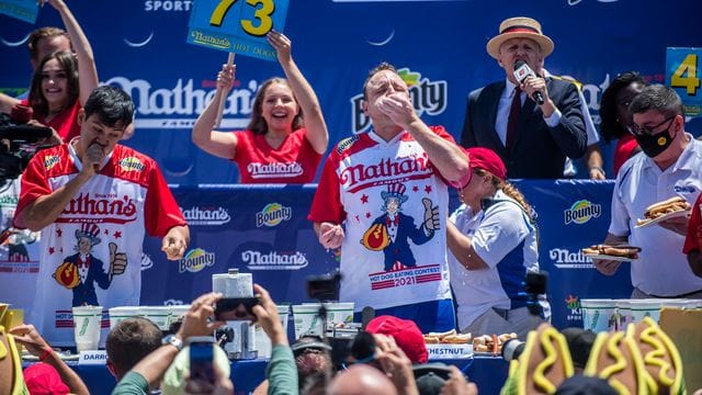 Chowdown-Champion Joey "Jaws" Chestnut brach seinen eigenen Rekord und holte sich den vierzehnten Sieg.