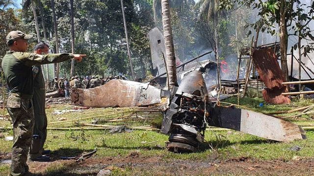 Teile der Hercules-Maschine an der Absturzstelle in der Stadt Patikul im Süden der Philippinen.
