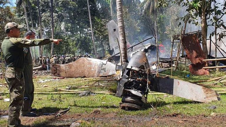 Teile der Hercules-Maschine an der Absturzstelle in der Stadt Patikul im Süden der Philippinen.