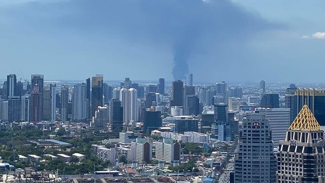 Rauch hinter der Skyline von Bangkok auf. Rauch hinter der Skyline von Bangkok auf.