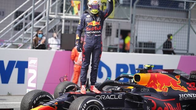 Hat überlegen den Grand Prix von Österreich gewonnen: Max Verstappen aus den Niederlanden vom Team Red Bull Racing feiert seinen Sieg.