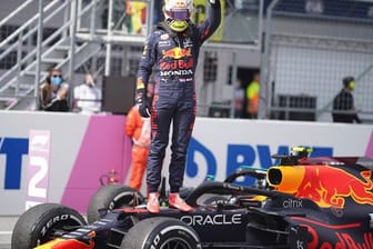 Hat überlegen den Grand Prix von Österreich gewonnen: Max Verstappen aus den Niederlanden vom Team Red Bull Racing feiert seinen Sieg.