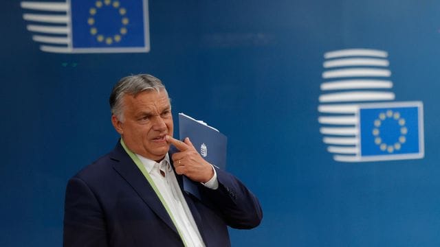 Viktor Orban, Ministerpräsident von Ungarn, verlässt nach dem Gipfel der EU-Staats- und Regierungschefs das Europagebäude. Viktor Orban, Ministerpräsident von Ungarn, verlässt nach dem Gipfel der EU-Staats- und Regierungschefs das Europagebäude.