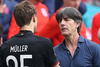 Bundestrainer Joachim Löw und Thomas Müller.
