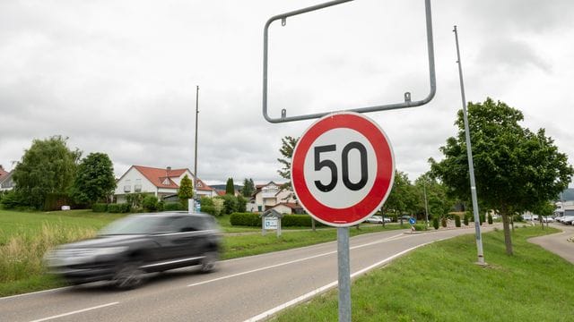 Die leere Ortsschildhalterung am Ortseingang von Gunningen.