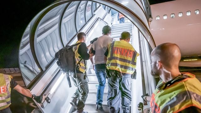 Das Archivfoto aus dem Jahr 2019 zeigt Polizeibeamte, die einen Afghanen bei einer Abschiebung auf dem Flughafen Leipzig-Halle in ein Charterflugzeug begleiten.