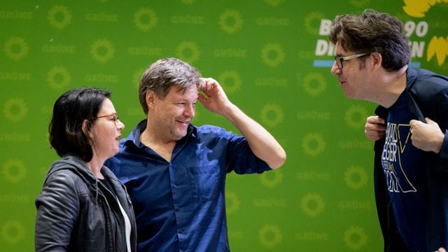 Das Archivfoto zeigt Annalena Baerbock (l-r), Robert Habeck und Grünen-Bundesgeschäftsführer Michael Kellner. Das Archivfoto zeigt Annalena Baerbock (l-r), Robert Habeck und Grünen-Bundesgeschäftsführer Michael Kellner.