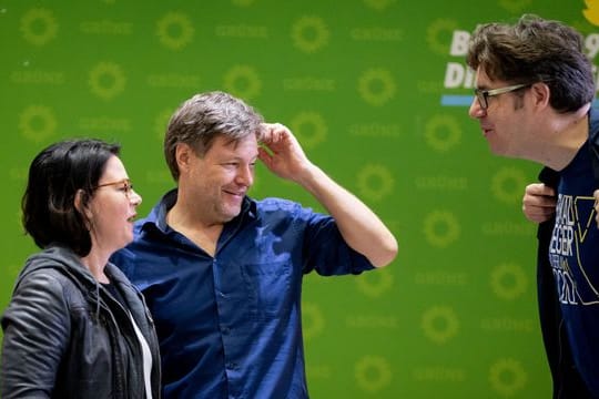 Das Archivfoto zeigt Annalena Baerbock (l-r), Robert Habeck und Grünen-Bundesgeschäftsführer Michael Kellner.