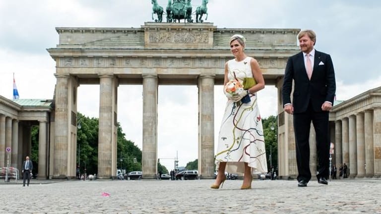 König Willem-Alexander der Niederlande und Königin Maxima vor dem Brandenburger Tor.