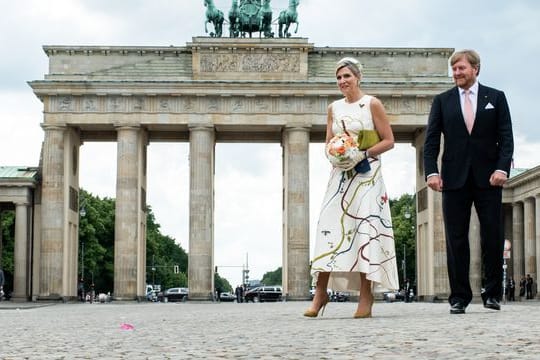 König Willem-Alexander der Niederlande und Königin Maxima vor dem Brandenburger Tor.