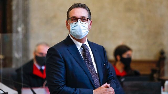 Der ehemalige österreichische Vizekanzler Heinz-Christian Strache steht in Wien vor Gericht.