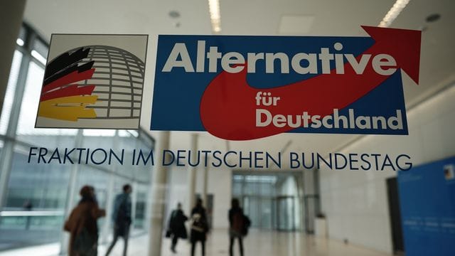 Personen gehen vor den Sitzungssälen der AfD Fraktion im Deutschen Bundestag. Personen gehen vor den Sitzungssälen der AfD Fraktion im Deutschen Bundestag.