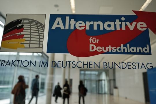 Personen gehen vor den Sitzungssälen der AfD Fraktion im Deutschen Bundestag.