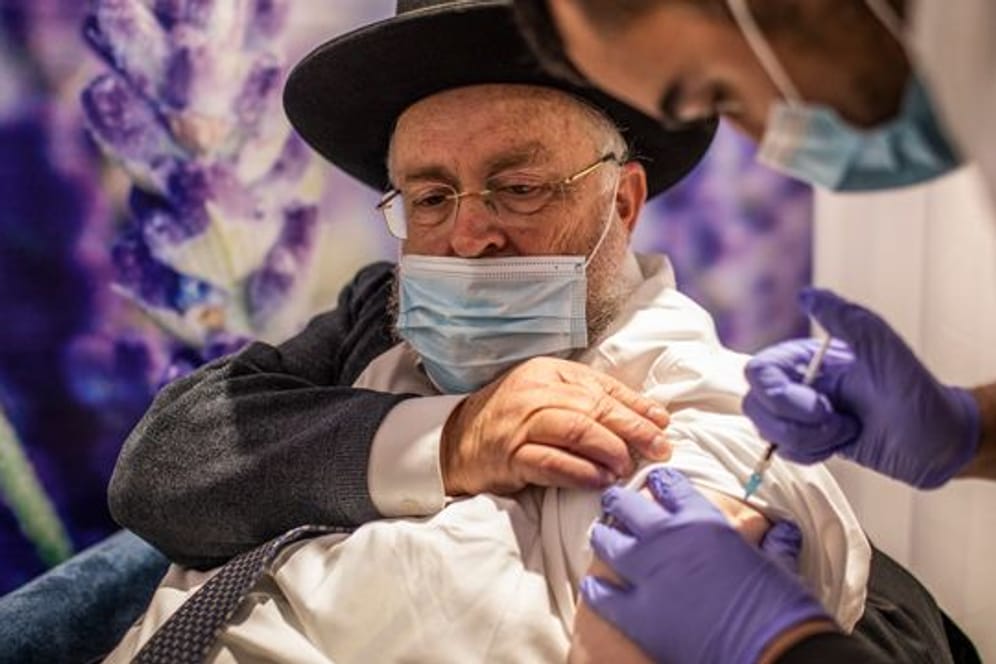 Israel gilt wegen seiner erfolgreichen Impfkampagne als Vorzeigeland im Kampf gegen das Coronavirus - 56 Prozent der Bevölkerung sind bereits vollständig geimpft.