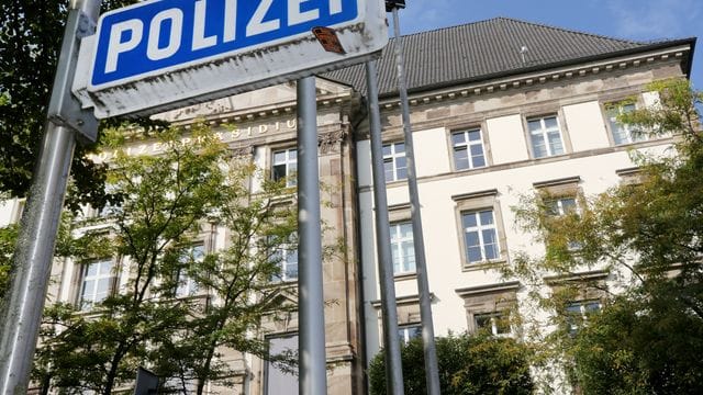 Gegen 25 Polizeibeamte des Polizeipräsidiums Essen wird ermittelt. Gegen 25 Polizeibeamte des Polizeipräsidiums Essen wird ermittelt.