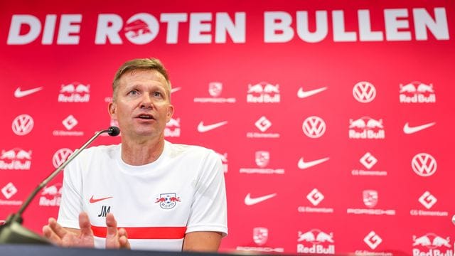 Der neue Trainer Jesse Marsch spricht in der Pressekonferenz vor dem Trainingsauftakt. Der neue Trainer Jesse Marsch spricht in der Pressekonferenz vor dem Trainingsauftakt.