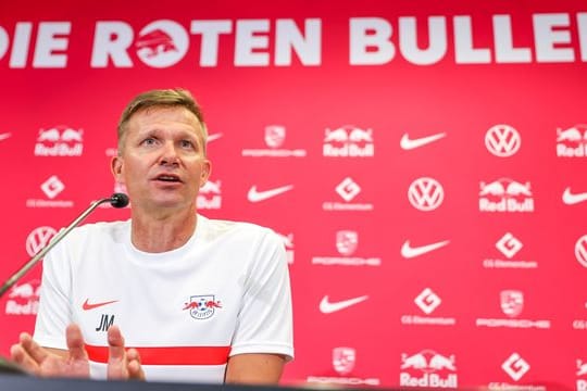 Der neue Trainer Jesse Marsch spricht in der Pressekonferenz vor dem Trainingsauftakt.