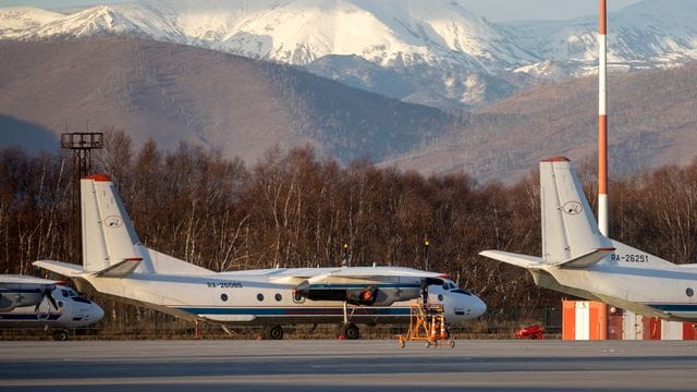 Passagierflugzeug vom Typ An-26 mit der gleichen Bordnummer wie das vermisste Flugzeug 2020 auf dem Flughafen Elizovo. Passagierflugzeug vom Typ An-26 mit der gleichen Bordnummer wie das vermisste Flugzeug 2020 auf dem Flughafen Elizovo.