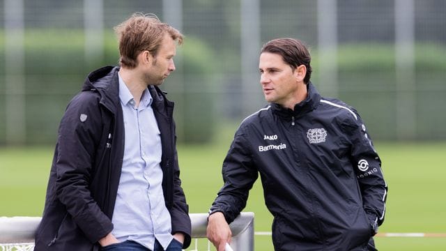 Der neue Trainer Gerardo Seoane (r) und Sportchef Simon Rolfes unterhalten sich nach dem Training. Der neue Trainer Gerardo Seoane (r) und Sportchef Simon Rolfes unterhalten sich nach dem Training.