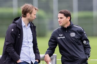 Der neue Trainer Gerardo Seoane (r) und Sportchef Simon Rolfes unterhalten sich nach dem Training.