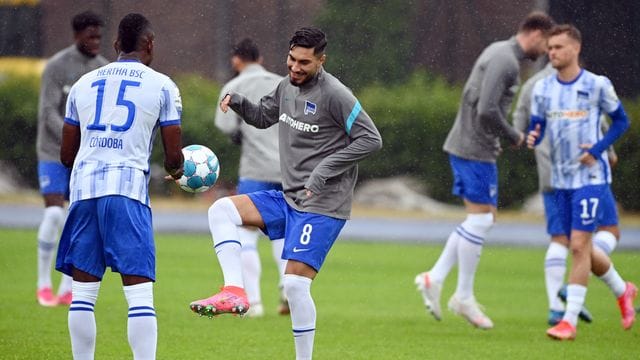 Hertha-Neuzugang Suat Serdar (M) im Training bei einer Partnerübung mit Mannschaftskamerad Jhon Cordoba (l). Hertha-Neuzugang Suat Serdar (M) im Training bei einer Partnerübung mit Mannschaftskamerad Jhon Cordoba (l).