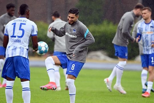 Hertha-Neuzugang Suat Serdar (M) im Training bei einer Partnerübung mit Mannschaftskamerad Jhon Cordoba (l).