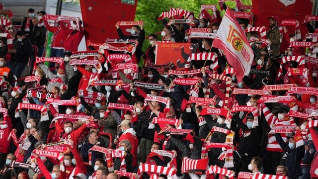 Bereits am letzten Bundesliga-Spieltag im Mai durften wieder Tausende Fußballfans in die Alte Försterei von Union Berlin. Bereits am letzten Bundesliga-Spieltag im Mai durften wieder Tausende Fußballfans in die Alte Försterei von Union Berlin.