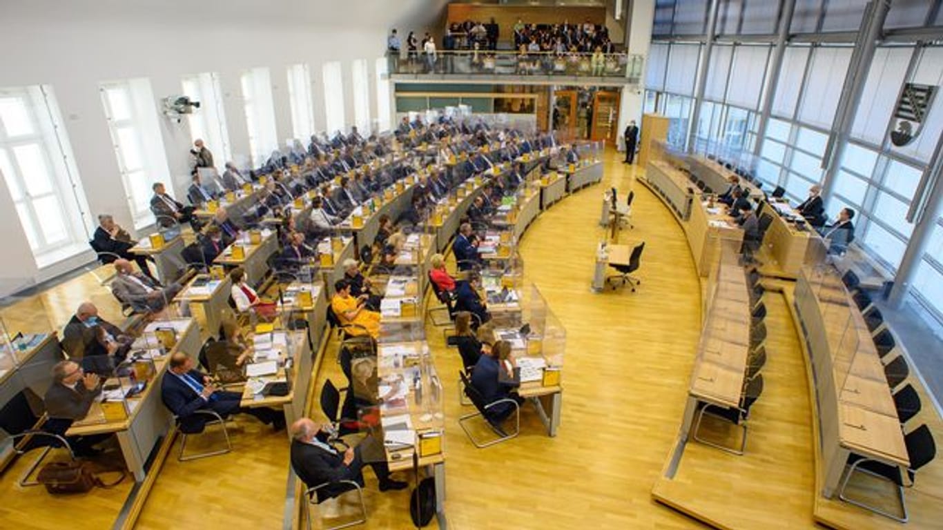 Die neuen Abgeordneten des Landtagss von Sachsen-Anhalt sitzen auf ihren Plätzen.