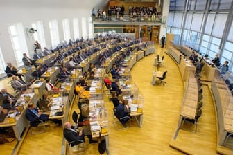 Die neuen Abgeordneten des Landtagss von Sachsen-Anhalt sitzen auf ihren Plätzen.