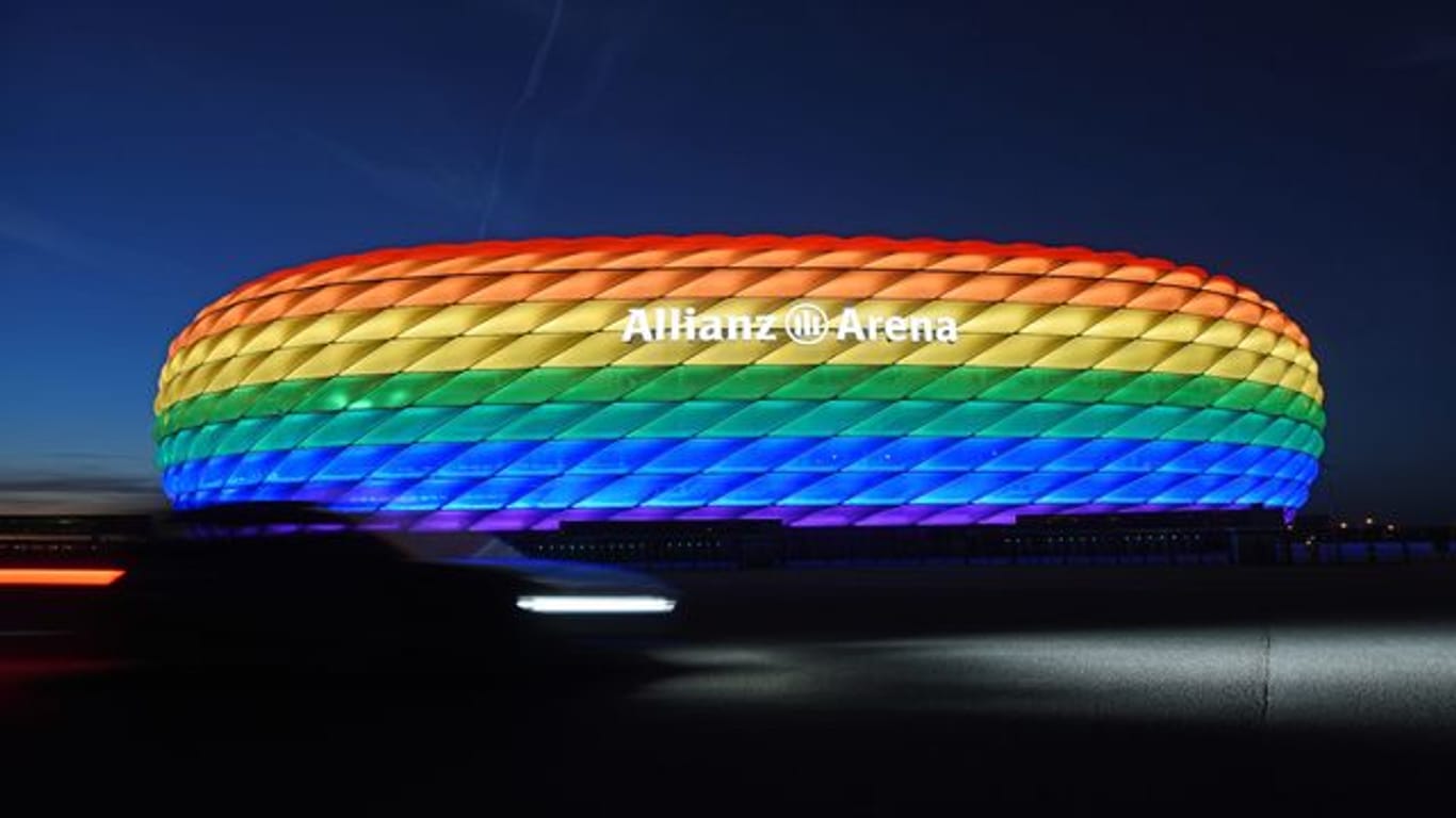 Anlässlich des "Christopher Street Day" will der FC Bayern die Allianz Arena drei Stunden lang in Regenbogenfarben erleuchten.