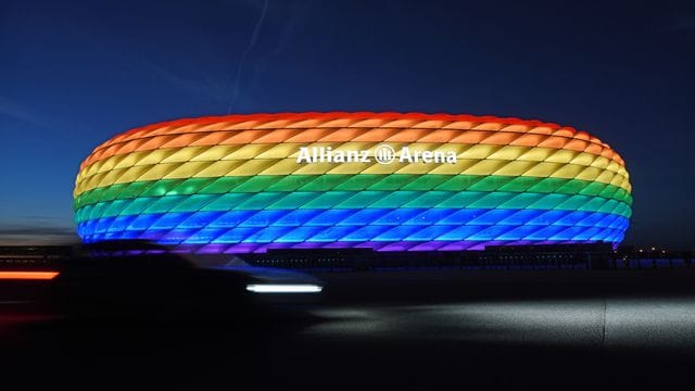 Anlässlich des "Christopher Street Day" will der FC Bayern die Allianz Arena drei Stunden lang in Regenbogenfarben erleuchten. Anlässlich des "Christopher Street Day" will der FC Bayern die Allianz Arena drei Stunden lang in Regenbogenfarben erleuchten.